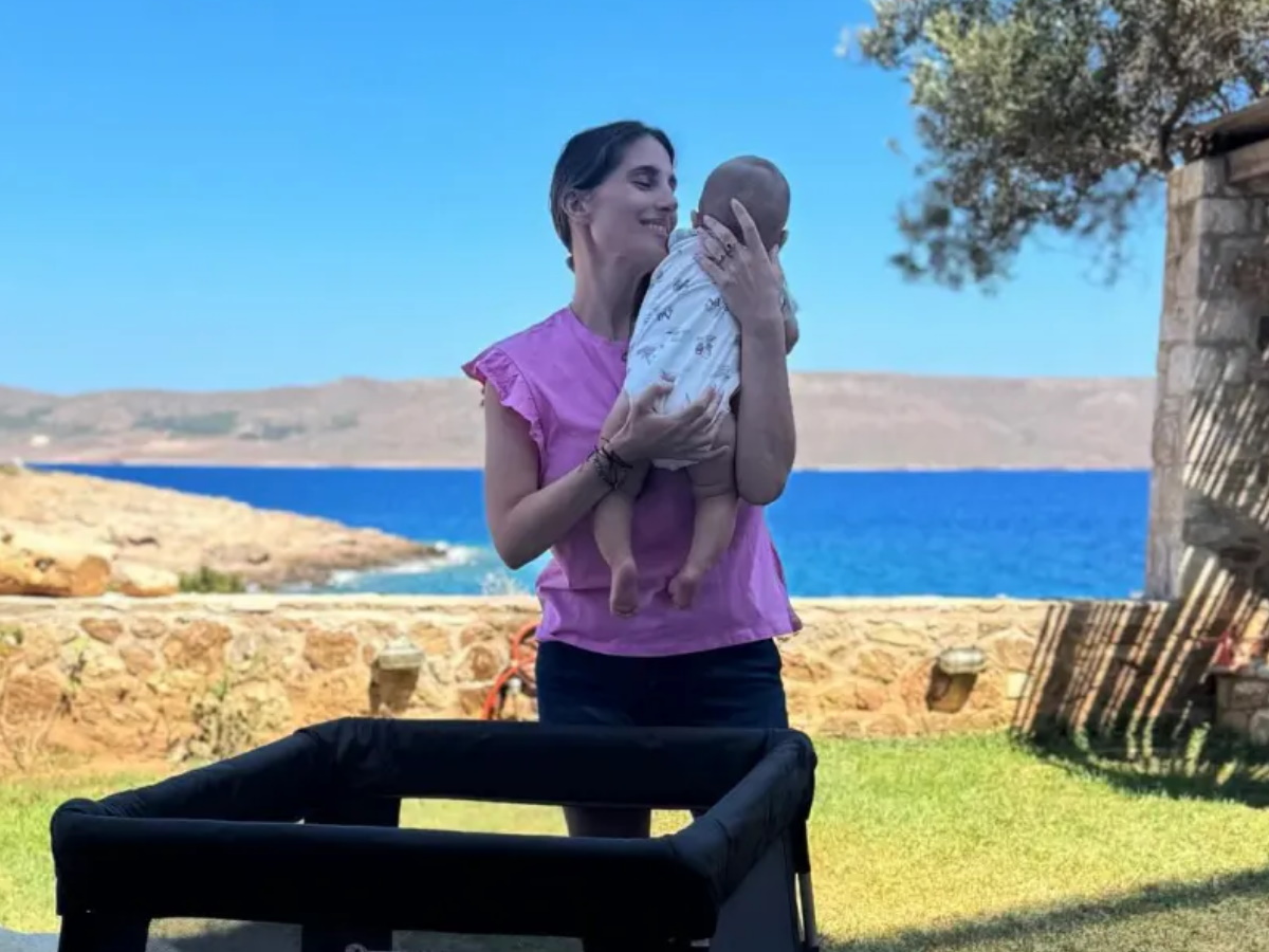 Παυλίνα Βουλγαράκη: Αγκαλιά με την 3 μηνών κόρη της στις πρώτες τους διακοπές – Φωτογραφίες