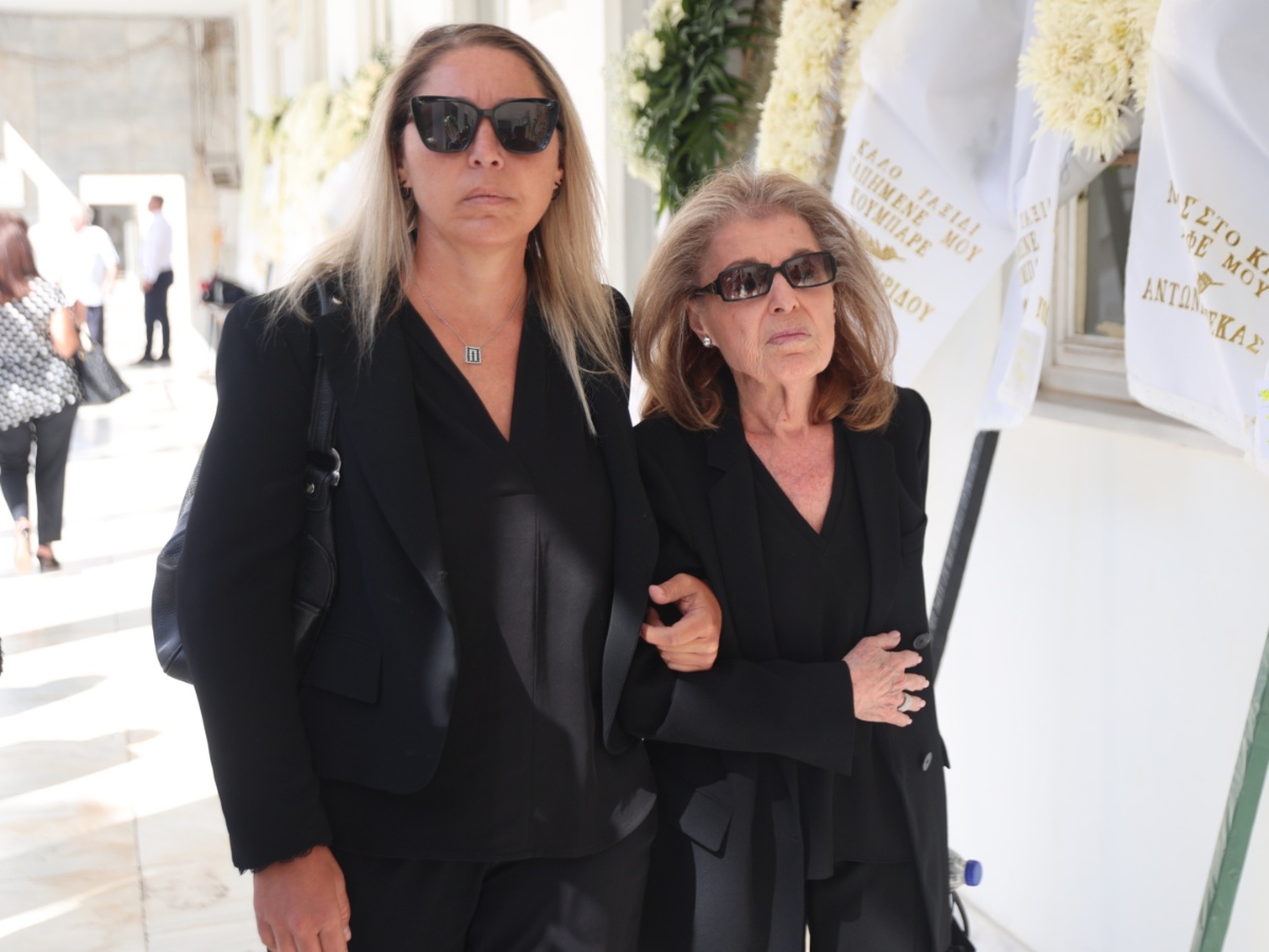 Κηδεία Δημήτρη Κωνσταντάρα: Υποβασταζόμενη η σύζυγός του, Βίκυ στο τελευταίο «αντίο»