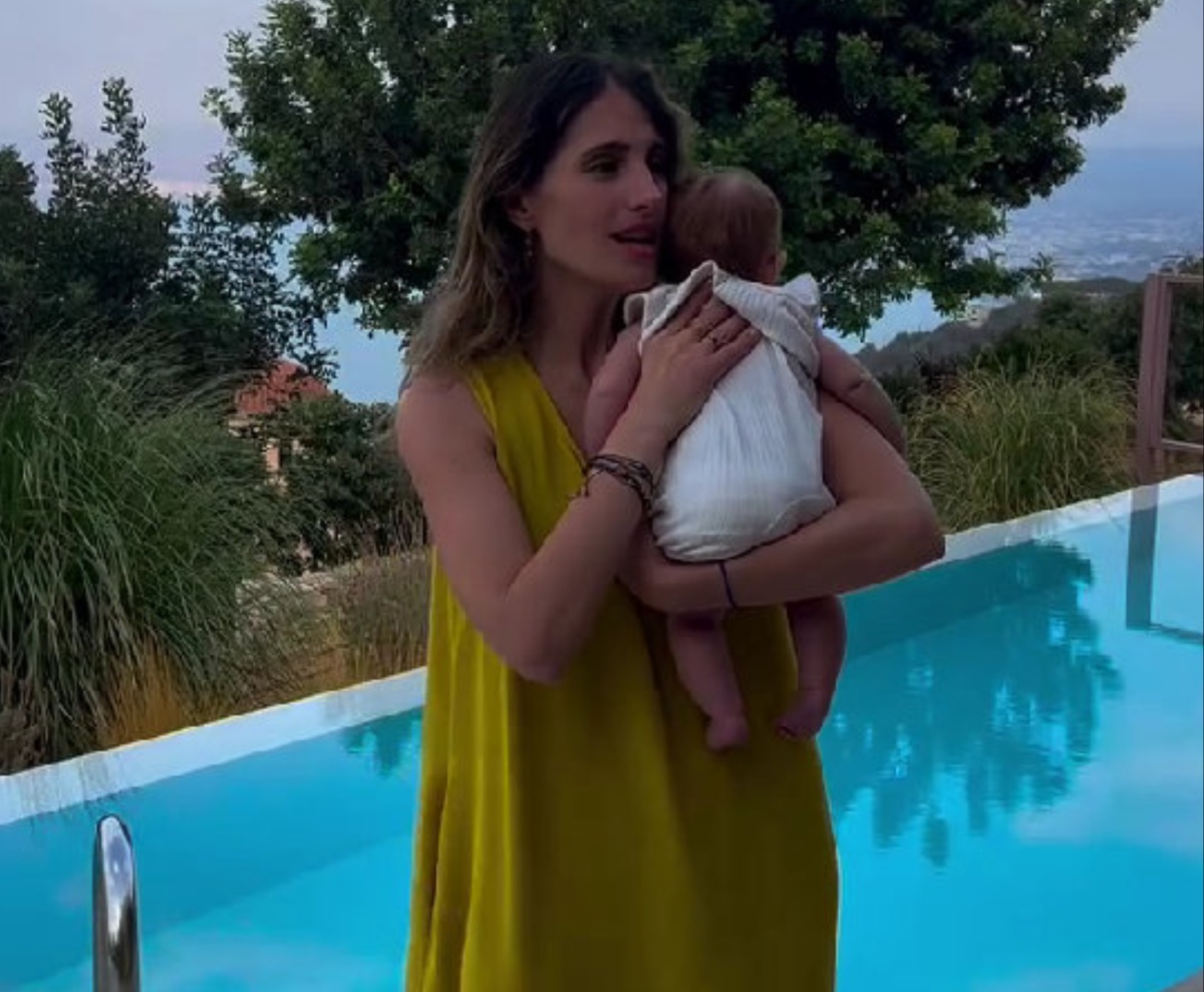 Παυλίνα Βουλγαράκη: Βίντεο να νανουρίζει την 2,5 μηνών κόρη της