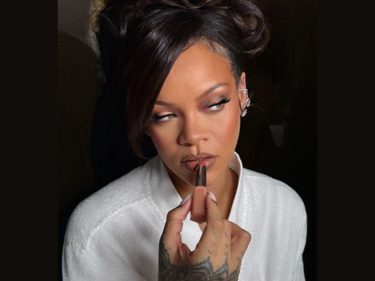 Το κόκκινο μανικιούρ της Rihanna αποδεικνύει γιατί παραμένει διαχρονικά στην κορυφή των nail trends