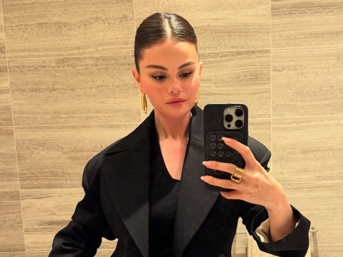 Selena Gomez: Κομψή με low ponytail και φίνες γυρισμένες άκρες
