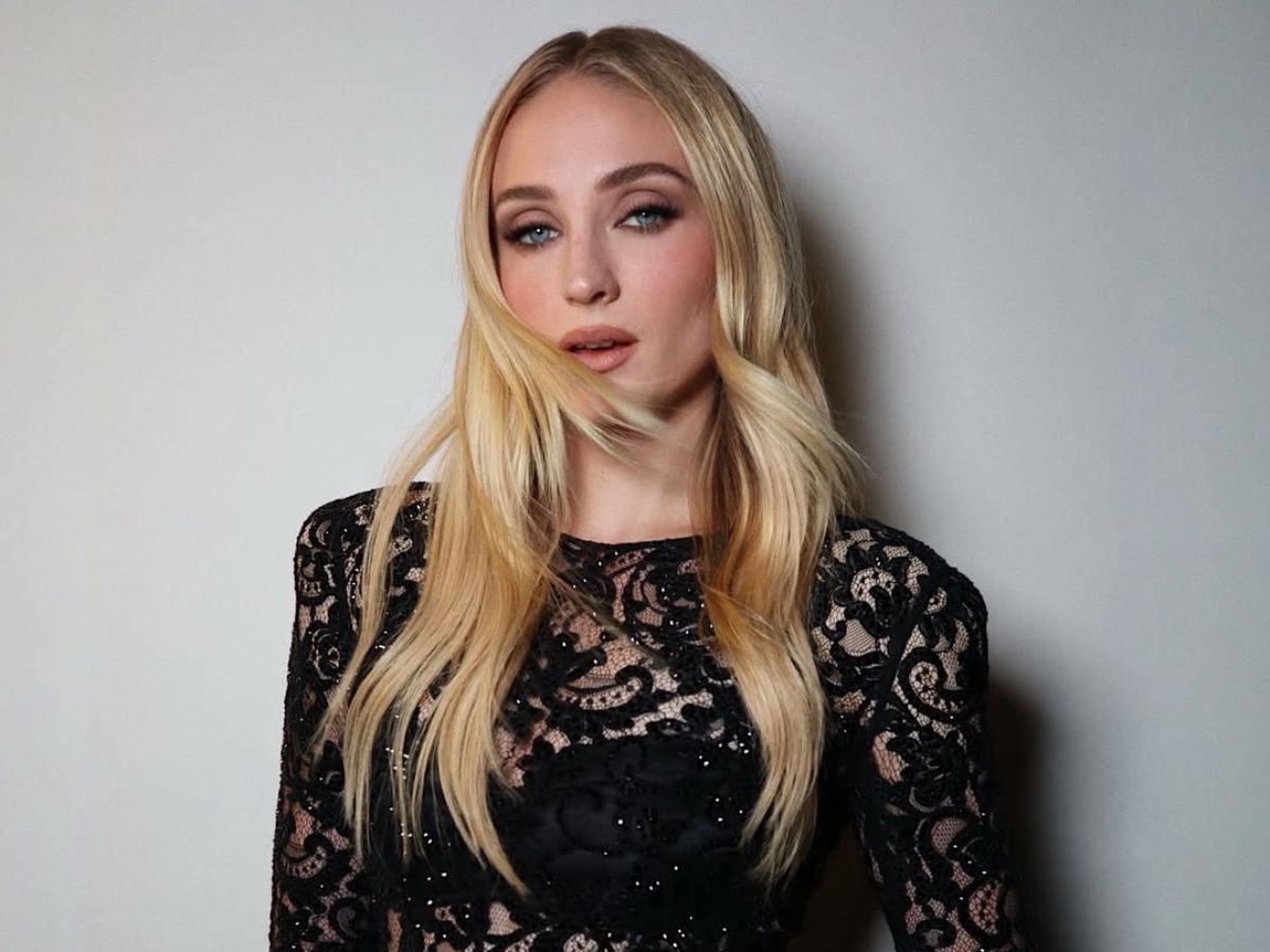 Sophie Turner: Υιοθέτησε το απόλυτο glam beauty look με smoky eyes και nude χείλη