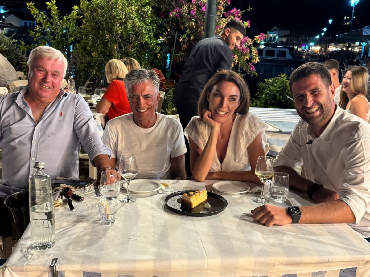 Τατιάνα Στεφανίδου – Νίκος Ευαγγελάτος: Δείπνο στο Μεγανήσι για το ζευγάρι – Δες φωτογραφίες