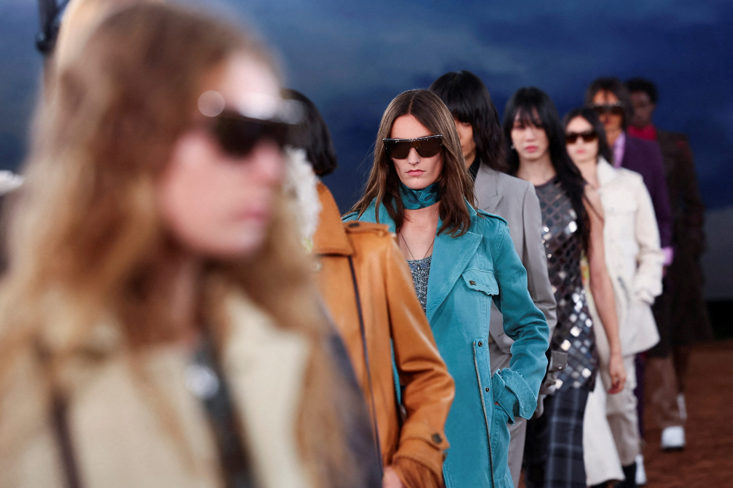 Burberry Spring 2026: Ο Daniel Lee υπογράφει ένα show που θύμιζε περισσότερο συναυλία παρά πασαρέλα