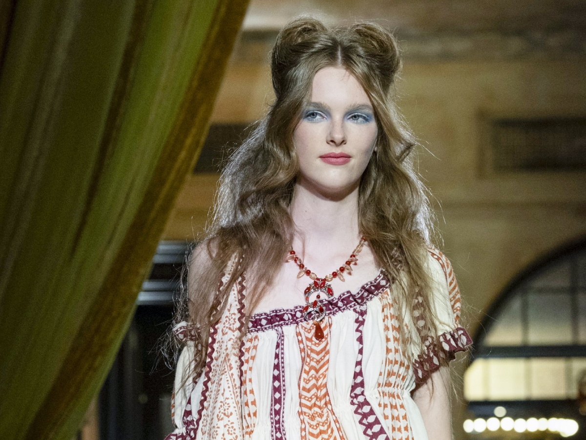 Anna Sui: Τα beauty looks που είδαμε στο show είναι dreamy και bohemian ταυτόχρονα