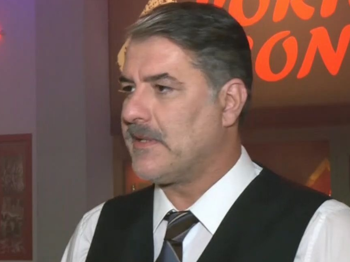 Porto Leone – Βασίλης Μπισμπίκης: «Μίλησα με άνθρωπο που κινήθηκε στην Τρούμπα και άντλησα στοιχεία για τον ρόλο μου»