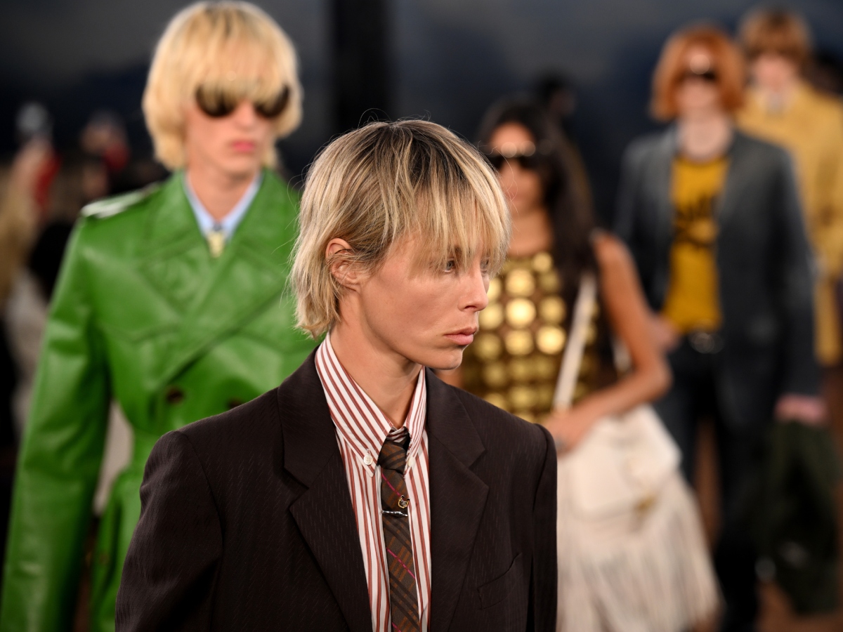 Burberry: Τα beauty looks στο ss 2026 show αποτίουν φόρο τιμής στη Βρετανική μουσική σκηνή