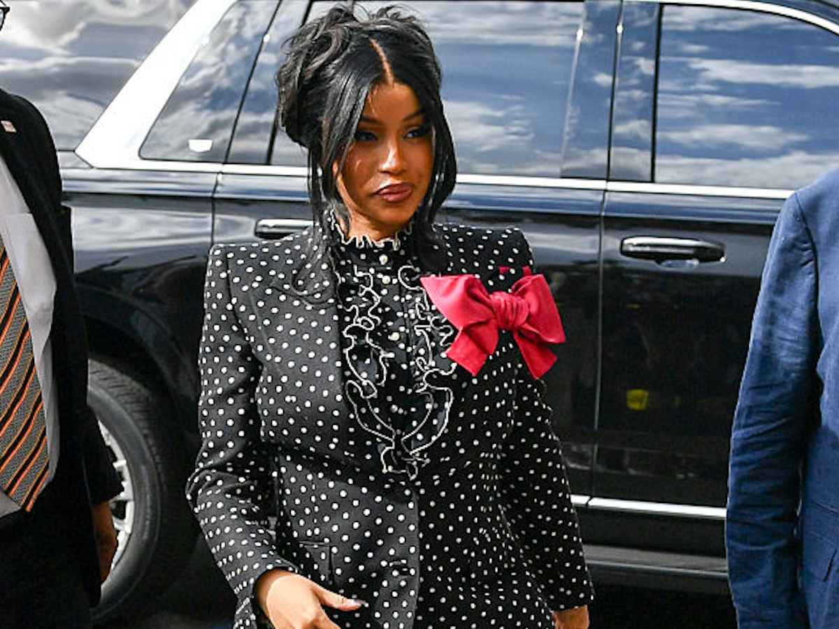 Cardi B: Η στιγμή που πετάει μαρκαδόρο σε παπαράτσι έξω από το δικαστήριο – «Να σέβεσαι τις γυναίκες»