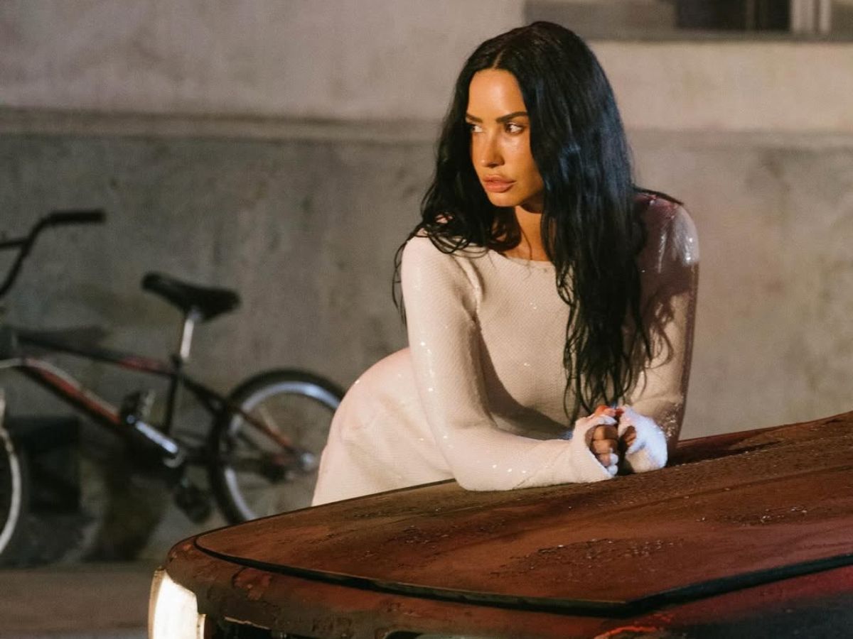 Tα «Ghost Jelly» νύχια της Demi Lovato αντικαθιστούν τα κλασικά ουδέτερα ημιδιάφανα βερνίκια