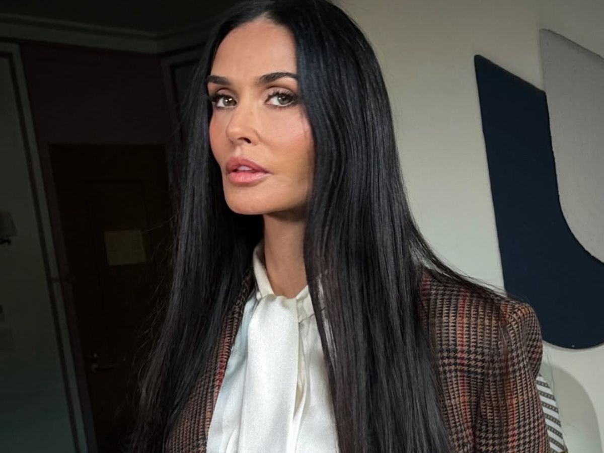 Demi Moore: Στη Νέα Υόρκη με glazed straight μαλλιά και soft glam μακιγιάζ