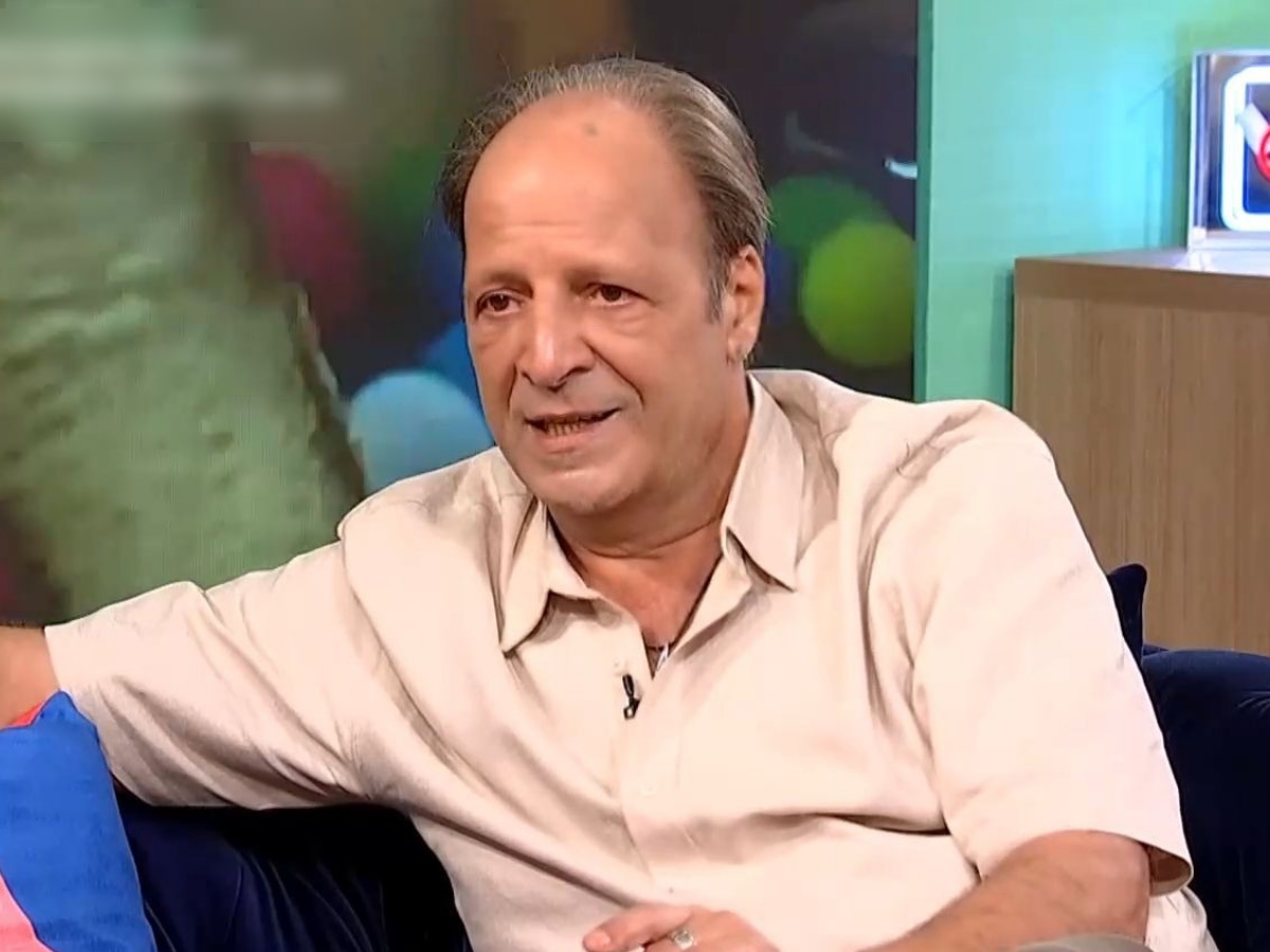 Δημήτρης Αποστόλου για Ελένη Μενεγάκη: «Μας έπαιρνε τηλέφωνα για τους “Δυο Ξένους” – Καταχάρηκε, ήταν ακομπλεξάριστη»