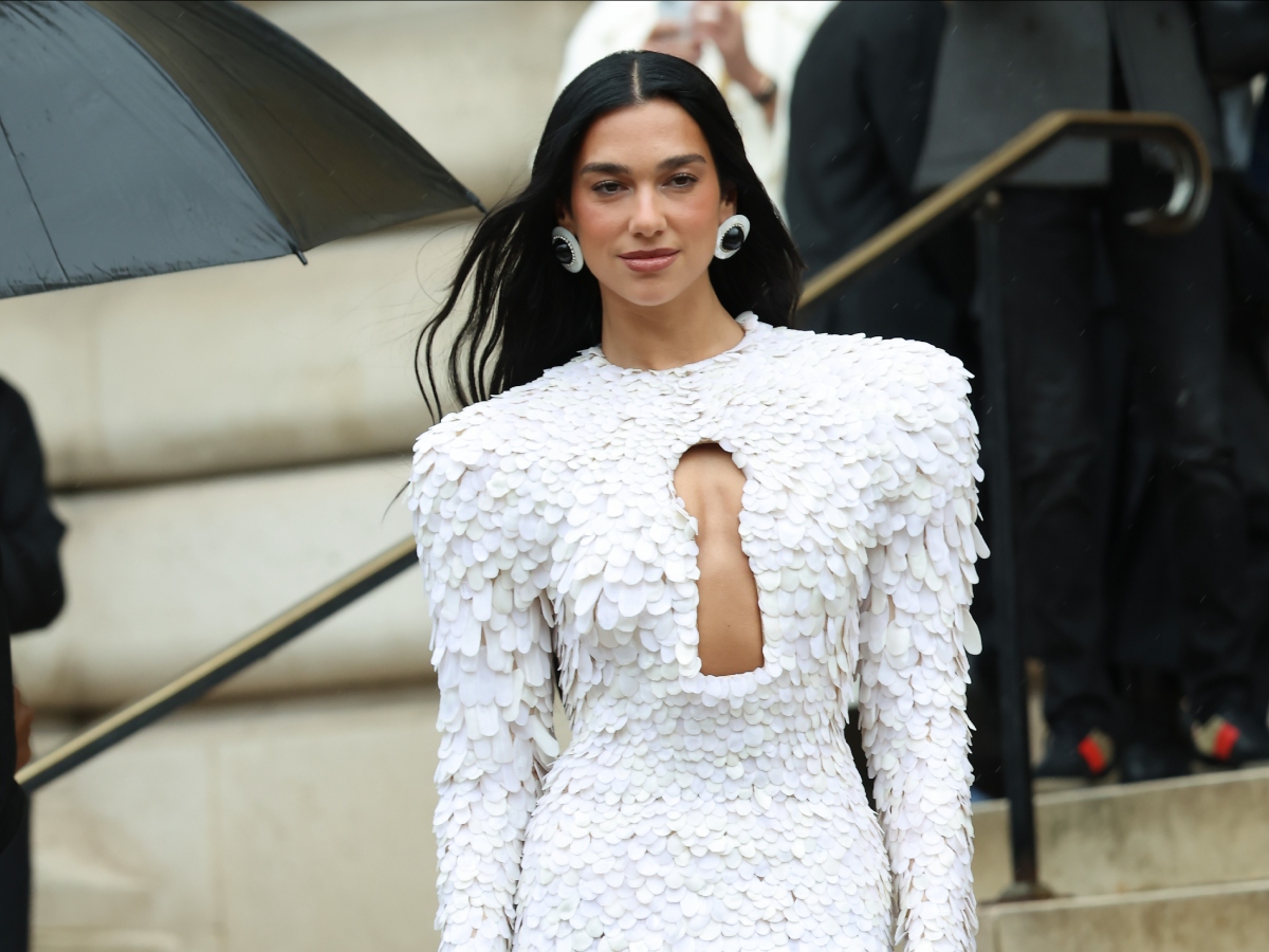 Το bronze make up look της Dua Lipa θα σε πείσει να κρατήσεις στο νεσεσέρ σου τα προϊόντα του καλοκαιριού