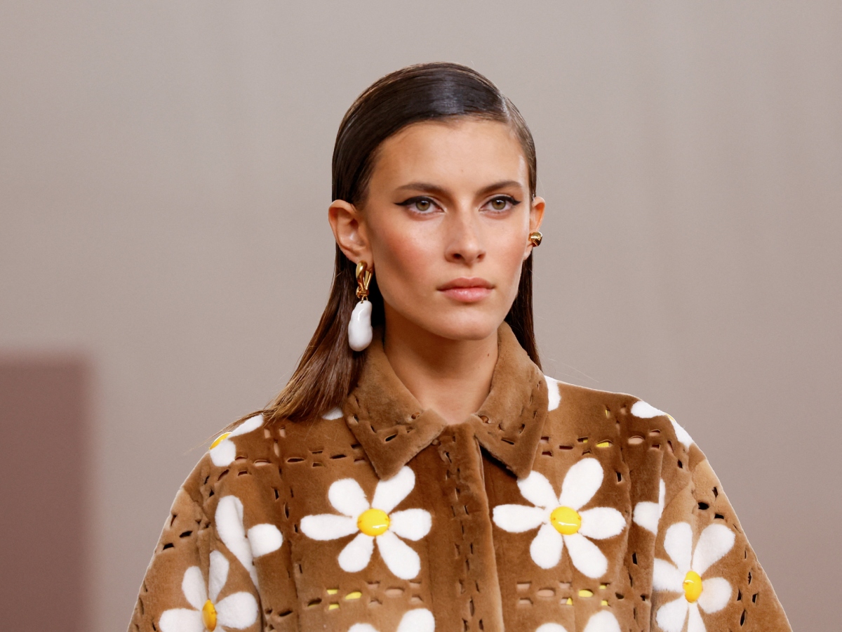 Fendi SS26: Sleek μαλλιά, βαθιά χωρίστρα στην άκρη και retrο winged liner, το beauty look του οίκου είναι η νέα μας εμμονή