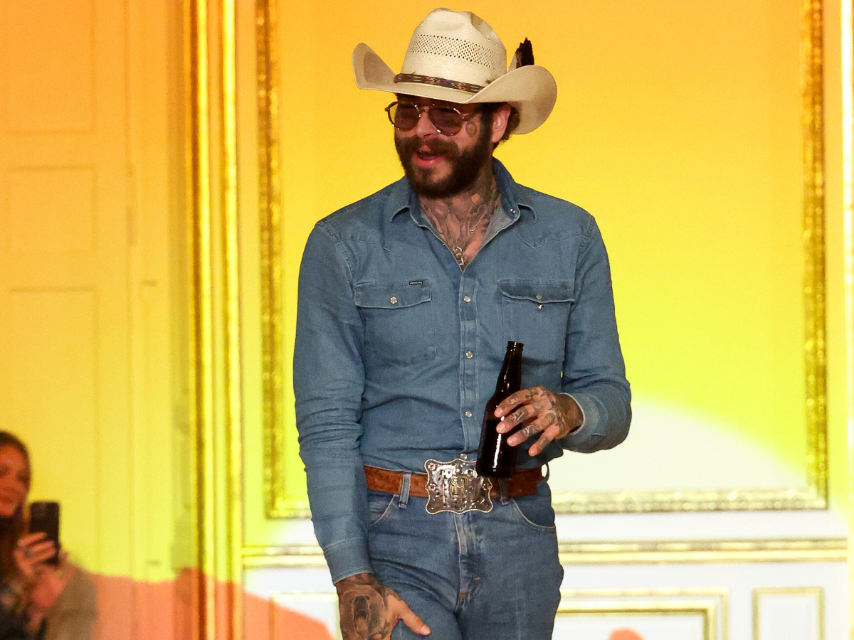 Post Malone: Έκανε το ντεμπούτο του στη μόδα με άλογο στην πασαρέλα!