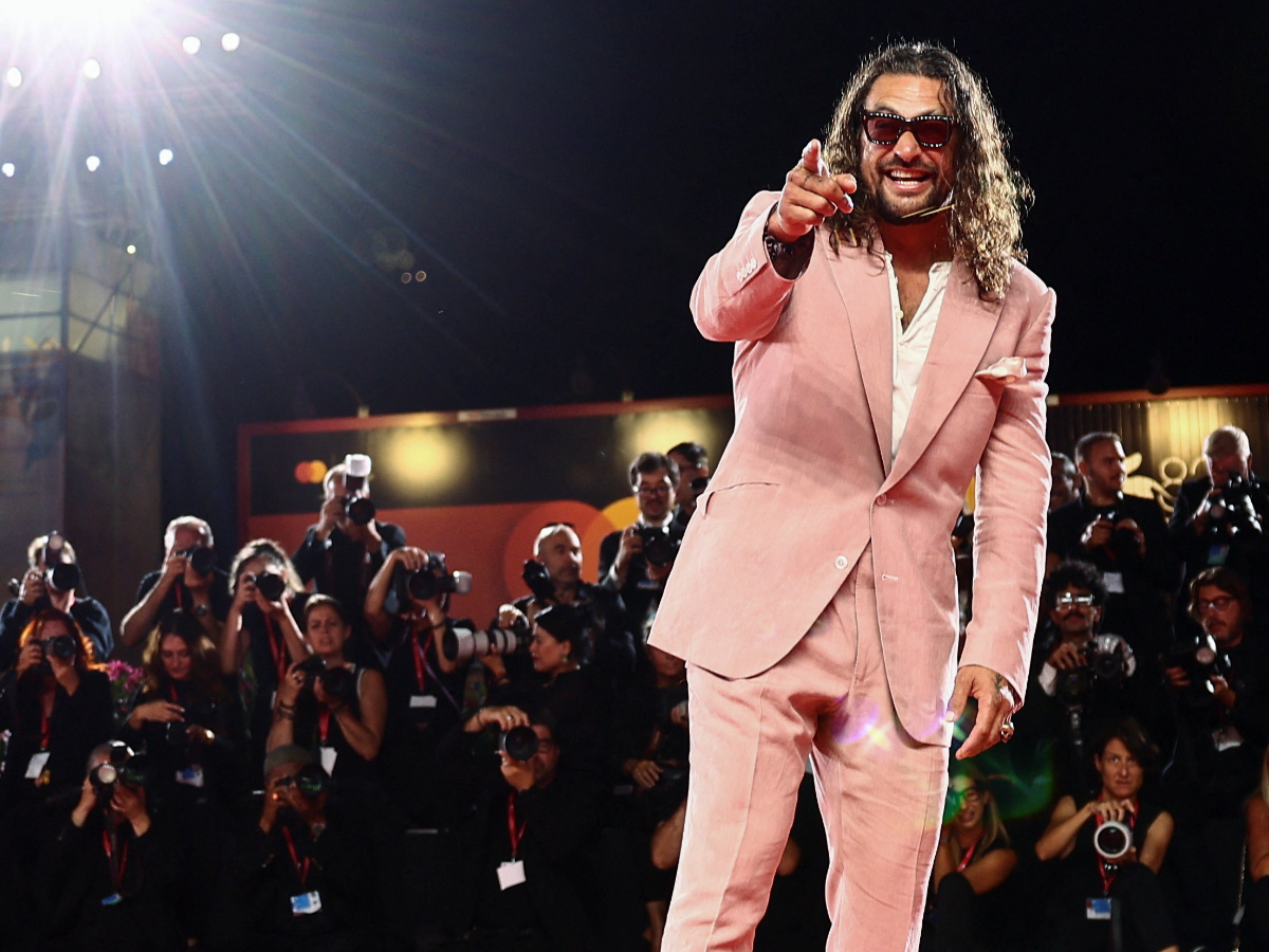Ο Jason Momoa έγινε viral στο κόκκινο χαλί της Βενετίας με κοστούμι, σανδάλια και νύχια όλα…ροζ!