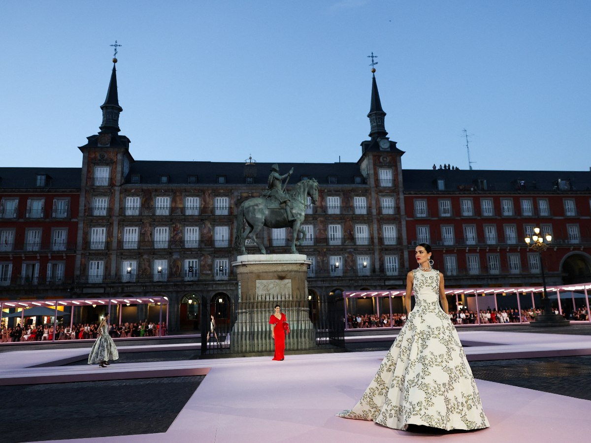 Carolina Herrera: Η ανοιξιάτικη συλλογή ταξίδεψε στη μαγευτική Μαδρίτη