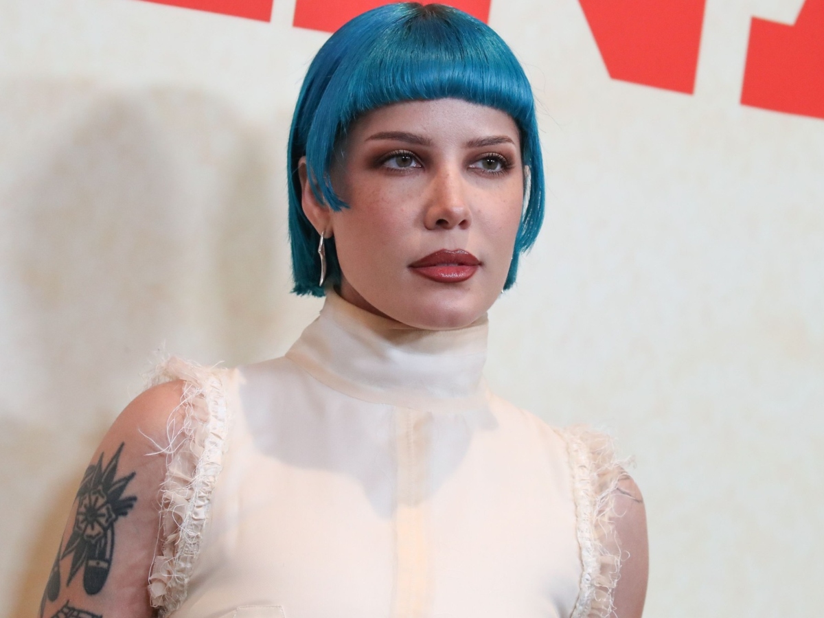 Halsey: Με baby bangs, εκκεντρικό bixie και smoky eye είναι η πιο extravagant παρουσία στο Φεστιβάλ Βενετίας