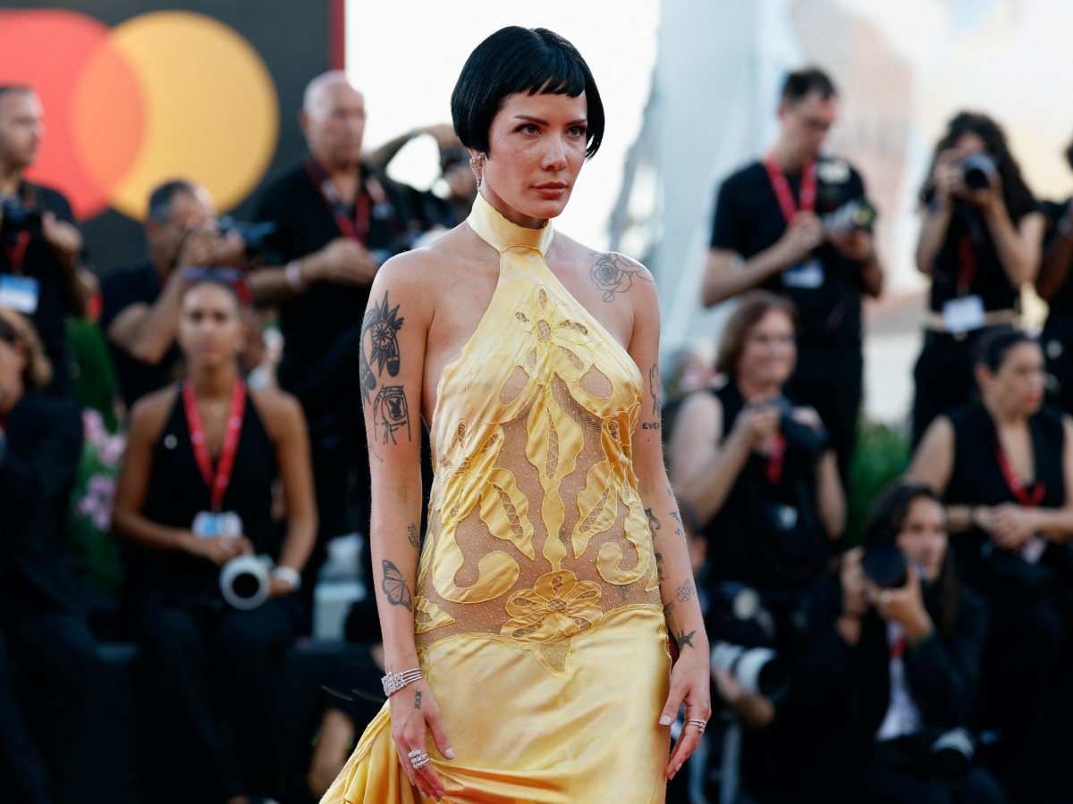 Η Halsey στα Emmy Awards υιοθέτησε το τέλειο curly look και glam smoky eye με glitter