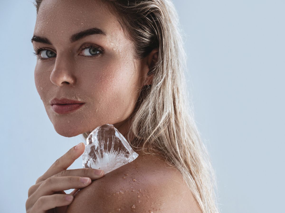 Ice Water Facial: Τελικά βοηθάει την επιδερμίδα αυτή η πρακτική;