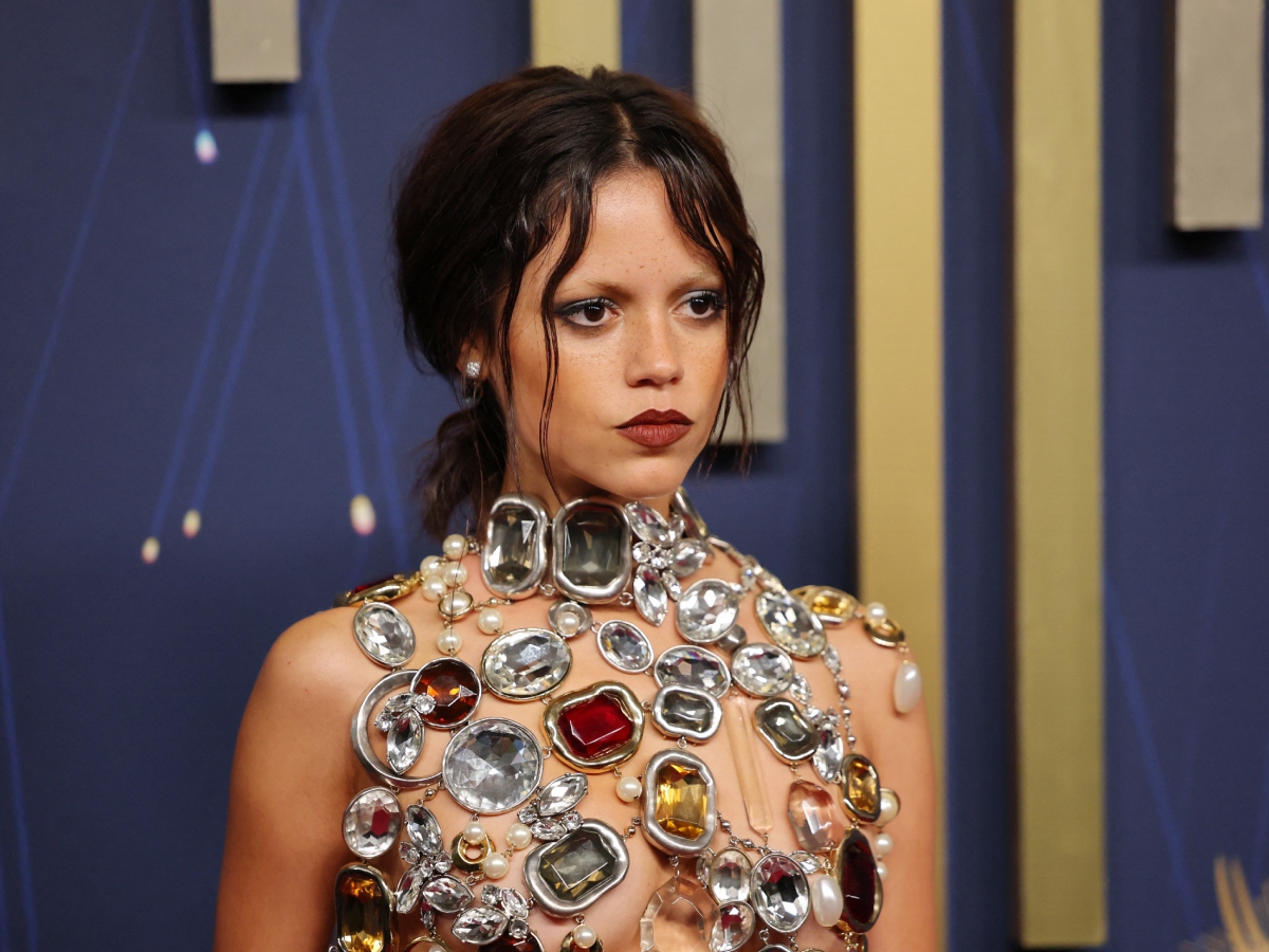 Jenna Ortega: Η διχρωμία στο μακιγιάζ της είναι απλά συγκλονιστική και δίνει άλλη διάσταση στο goth look