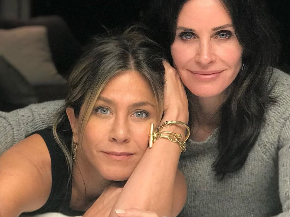 H Jennifer Aniston ξεδίπλωσε το ταλέντο της στο hairstyling στα μαλλιά της… Courteney Cox!