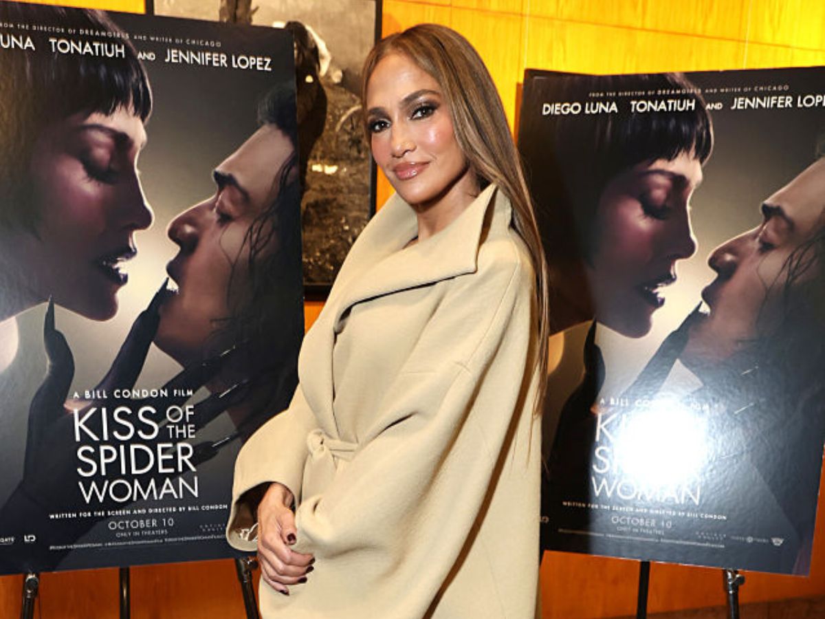 Το μανικιούρ της Jennifer Lopez αποπνέει dark feminine vibes και προμηνύει το comeback των κοντών νυχιών