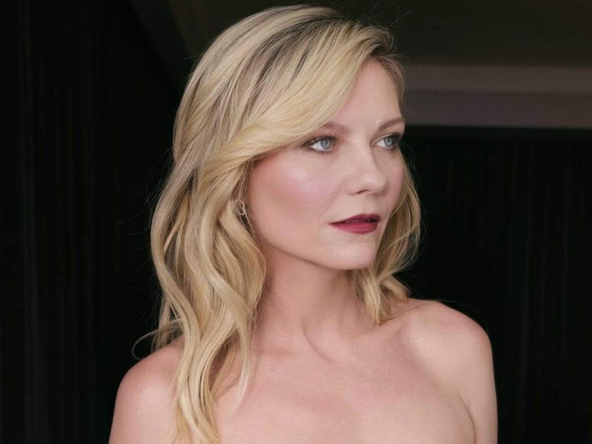 Kirsten Dunst: Yιοθετεί το red wine makeup trend και του δίνει soft glam πινελιά