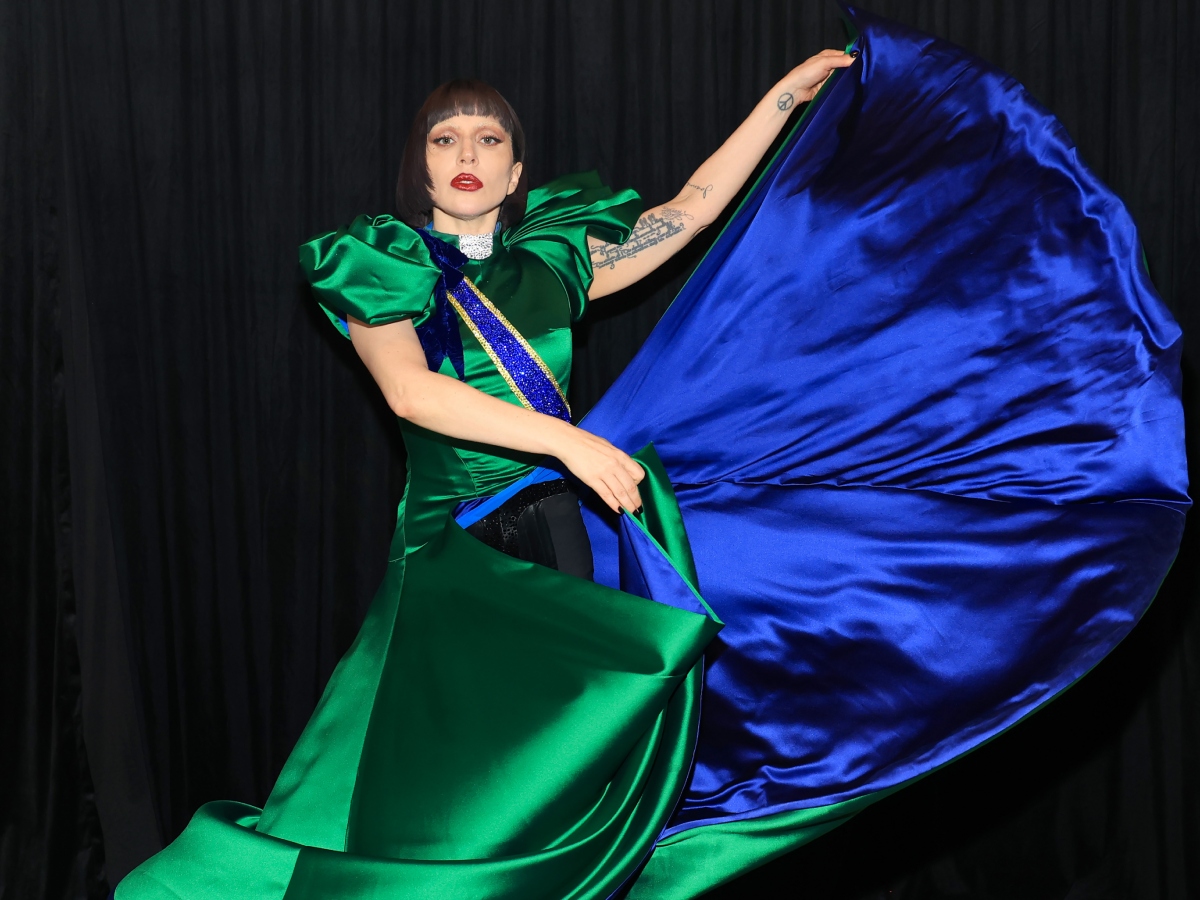 H Lady Gaga εισβάλει στην τηλεοπτική σειρά «Wednesdey» με goth beauty look και τέλεια απόχρωση στα χείλη