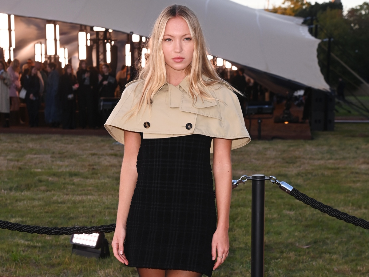 Lila Moss: Εμφανίστηκε στο red carpet του οίκου Gucci με ένα ρετρό χτένισμα που θα λατρέψεις