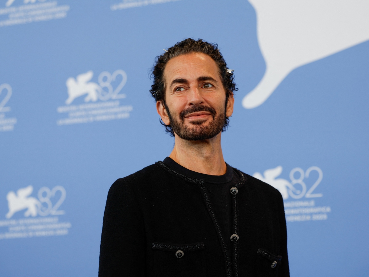 Marc Jacobs: Στο Φεστιβάλ Βενετίας με φιόγκο στα μαλλιά και  navy blue μανικιούρ με κρύσταλλα