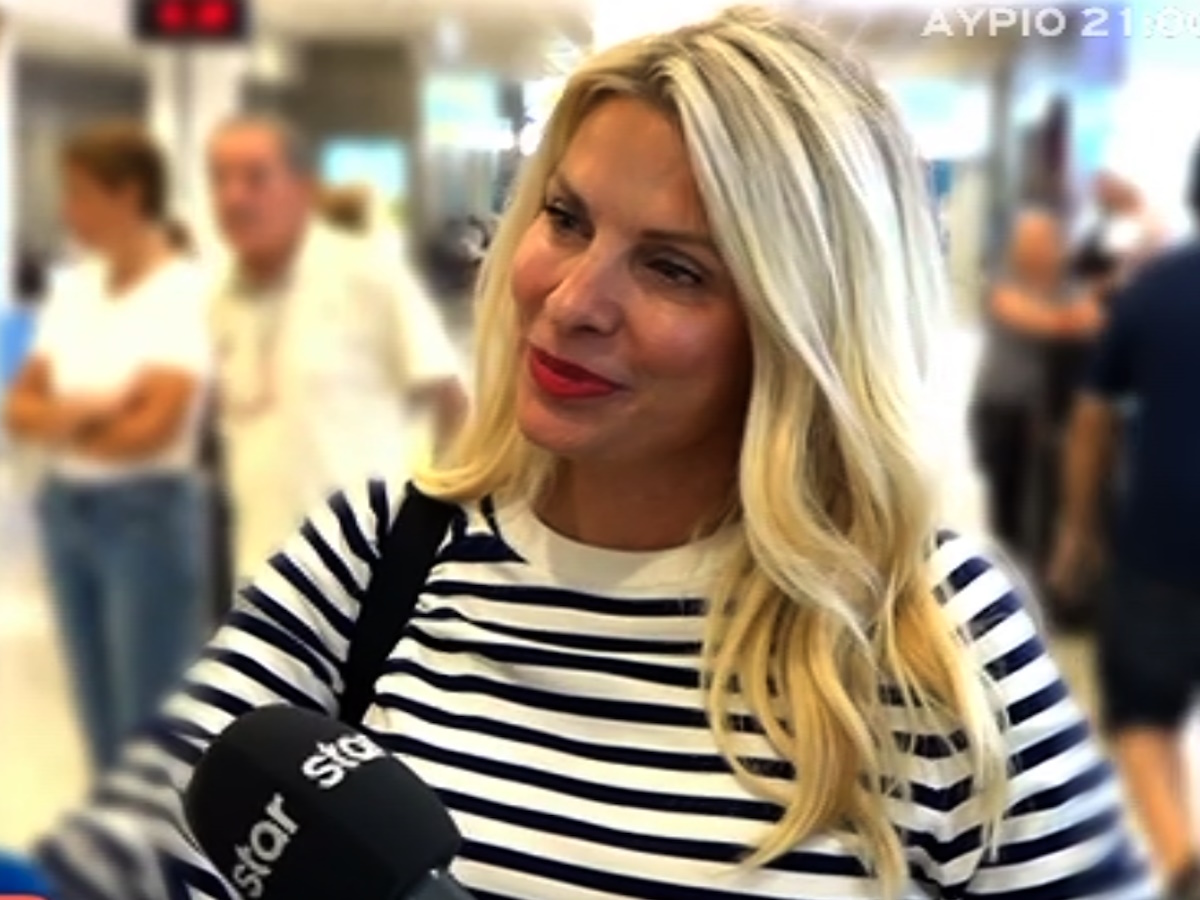 Ελένη Μενεγάκη: «Έχω ξεσυνηθίσει με όλο αυτό» – Η στιγμή που κλείνει το τηλέφωνο στο Μάκη Παντζόπουλο για να μιλήσει στους ρεπόρτερ