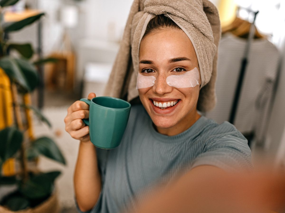 Mouth taping: Aξίζει να δοκιμάσουμε την τάση που υπόσχεται καλύτερο ύπνο;