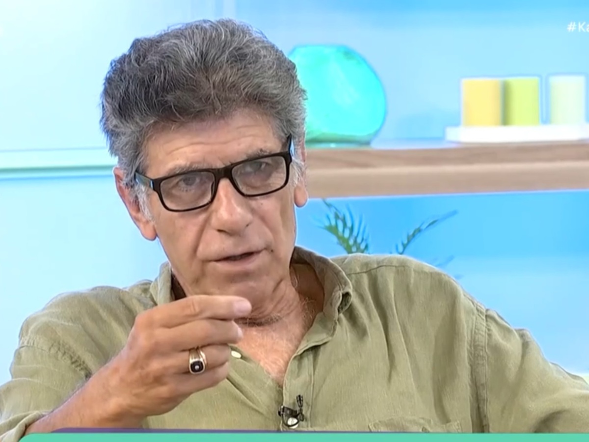 Γιάννης Μπέζος: «Βλέπω κάτι τύπους με αλογοουρές, κάτι σκουλαρίκια, κάτι αρκουδόκρικους, είναι ωραίο να συμβαδίζεις με την ηλικία σου»