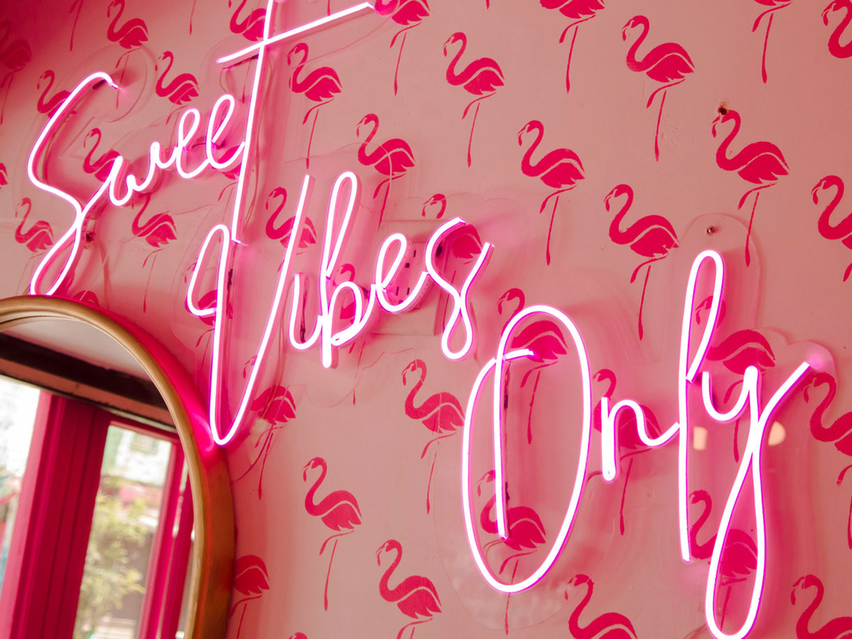 Neon Signs: Το ζωηρό trend που ανεβάζει το vibe του σπιτιού σου – και το δικό σου!