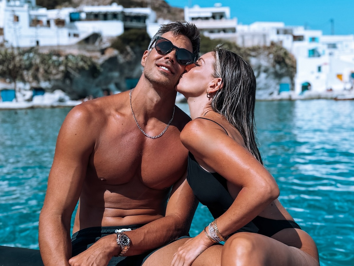 Η Αθηνά Οικονομάκου και ο Μπρούνο Τσερέλα σε ρομαντική απόδραση στους Παξούς – Μαζί και τα παιδιά της ηθοποιού