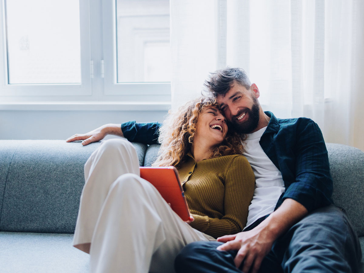Relationship Escalator: Πώς να κατέβεις από «εκεί πάνω» και να χτίσεις τη δική σου διαδρομή