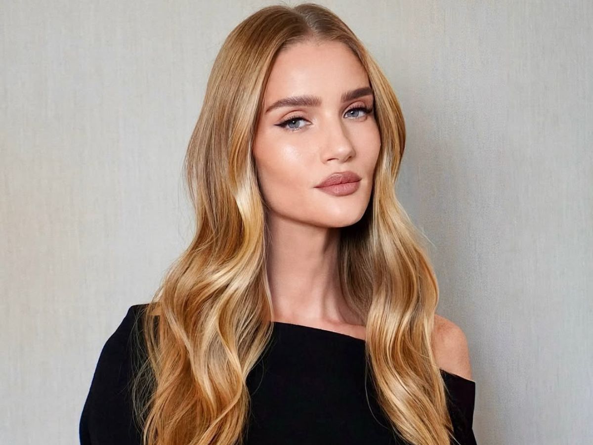 Το caramel blonde της Rosie Huntington-Whiteley είναι η απόχρωση που θα αγαπήσεις αυτή τη σεζόν