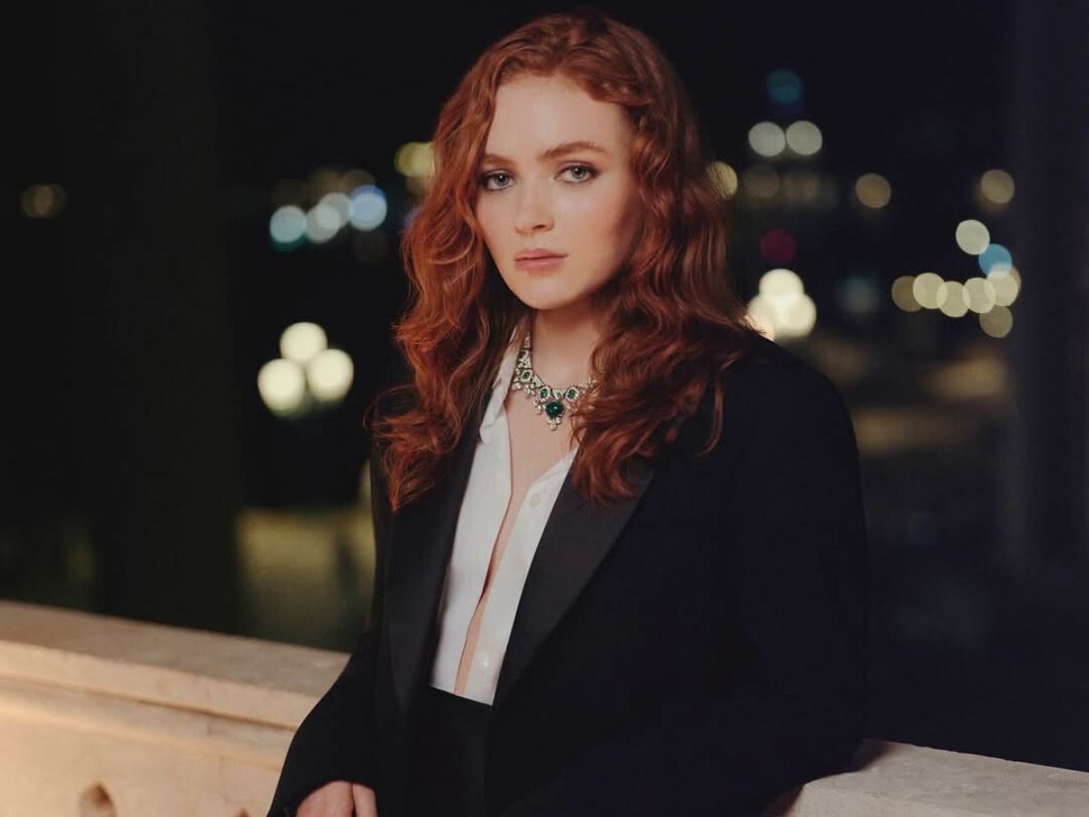 Sadie Sink: Με natural curly look και σαγηνευτικό μακιγιάζ στο πάρτυ του οίκου Armani Beauty