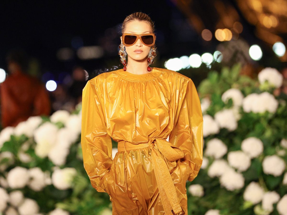 Saint Laurent ss26: Ωδή στο ρομαντισμό των ’80s με ατημέλητα buns και natural μακιγιάζ