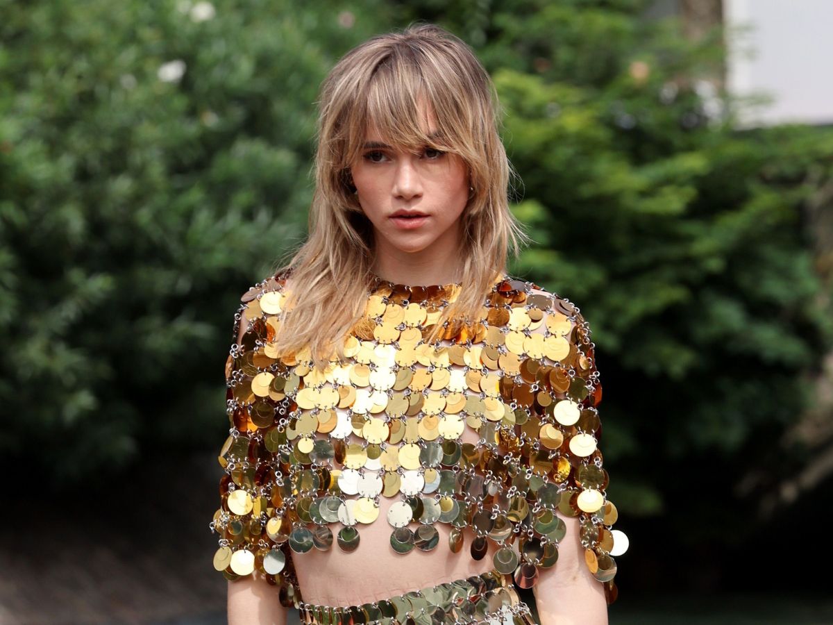 Suki Waterhouse: Αποδεικνύει πως το ’70s hairstyle δεν είναι μόνο για το καλοκαίρι