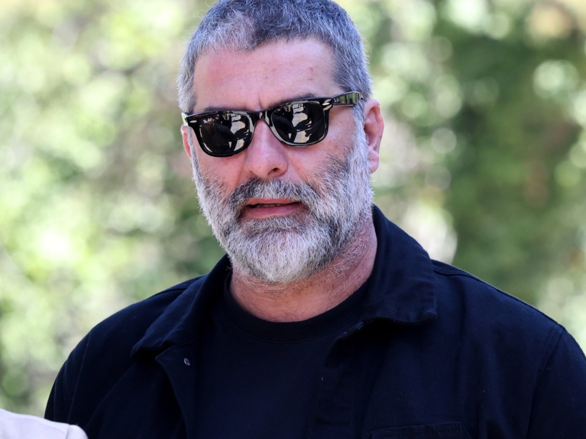 Βασίλης Μπισμπίκης: «Μου έφυγε το τιμόνι και προκάλεσα ζημιά σε παρκαρισμένα αυτοκίνητα» – Η νέα δήλωση για το συμβάν
