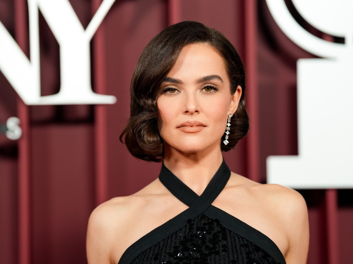 Zoey Deutch: Συνδυάζει τη mocha mousse σκιά με eyeliner και το αποτέλεσμα είναι πολύ σοφιστικέ