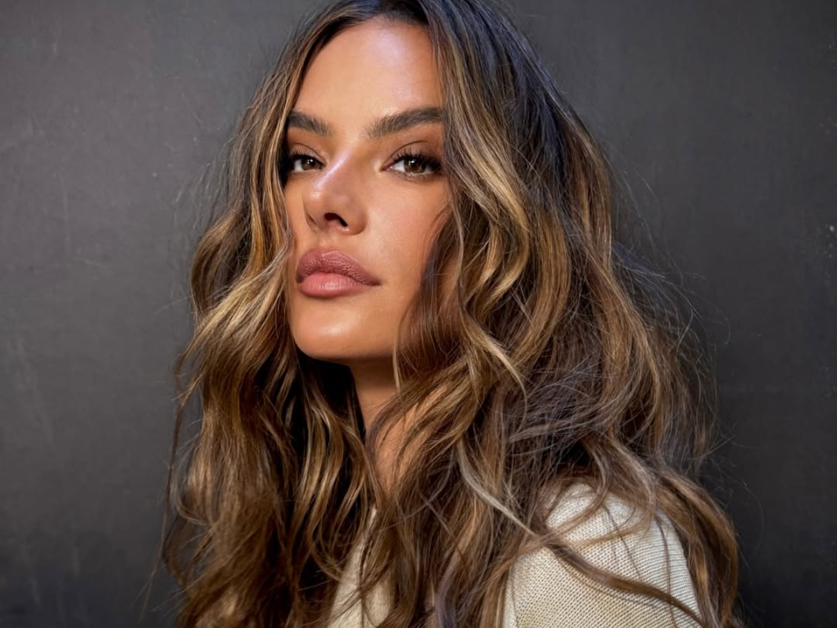 Alessandra Ambrosio: Τα «Brazilian Waves» που υιοθέτησε είναι η πιο φρέσκια εκδοχή του curly hairstyle