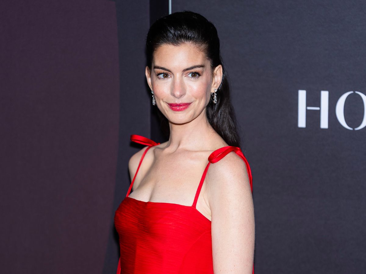 Quiet luxury vibes στο κόκκινο χαλί: Η Anne Hathaway παραδίδει μαθήματα κομψότητας με ένα άψογο beauty look