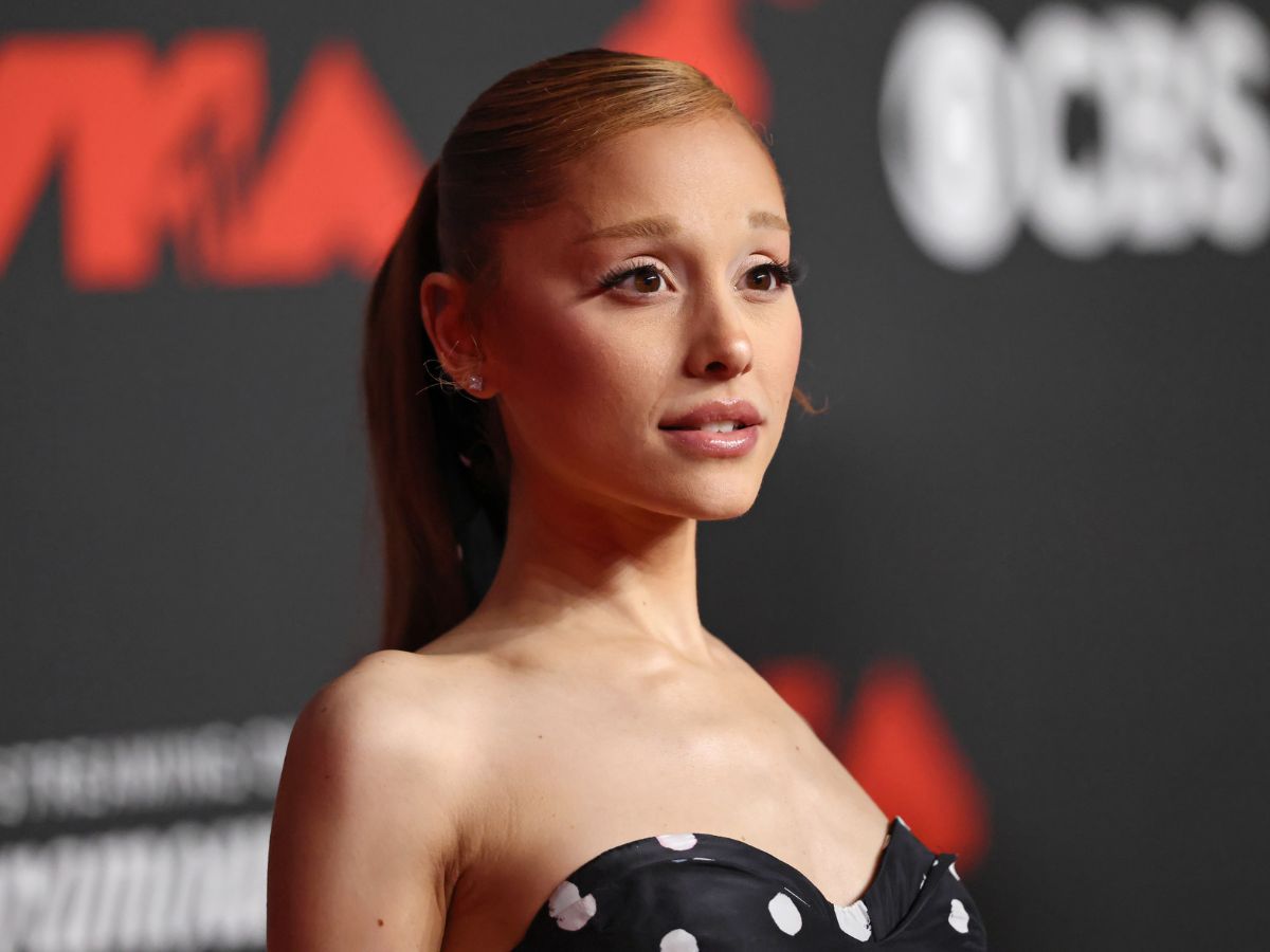 Back to the roots: Η Ariana Grande επιστρέφει στο φυσικό καστανό χρώμα μαλλιών!