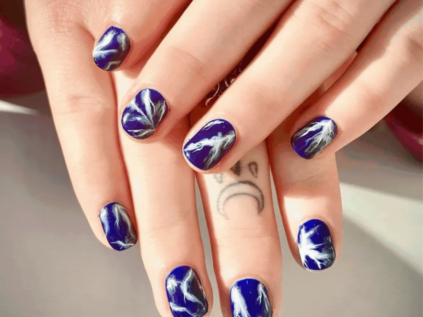 Μανικιούρ σε άσπρο – μπλε: Η απόλυτη αρμονία που φωτίζει τις φθινοπωρινές εμφανίσεις σου