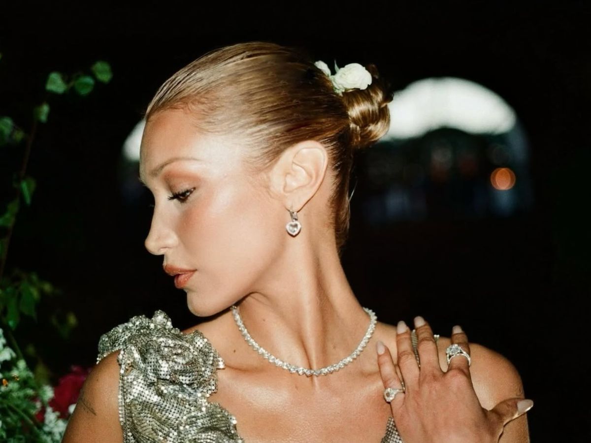 Το embellished sleek ban της Bella Hadid είναι το πιο ρομαντικό hair inspo