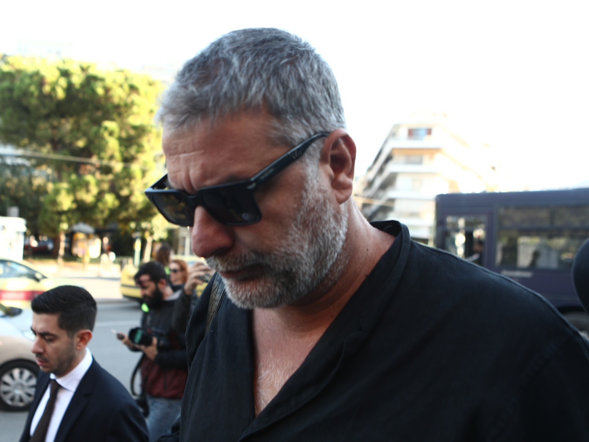 Bασίλης Μπισμπίκης: Η συνομιλία με τους καταγγέλλοντες έξω από τα δικαστήρια 