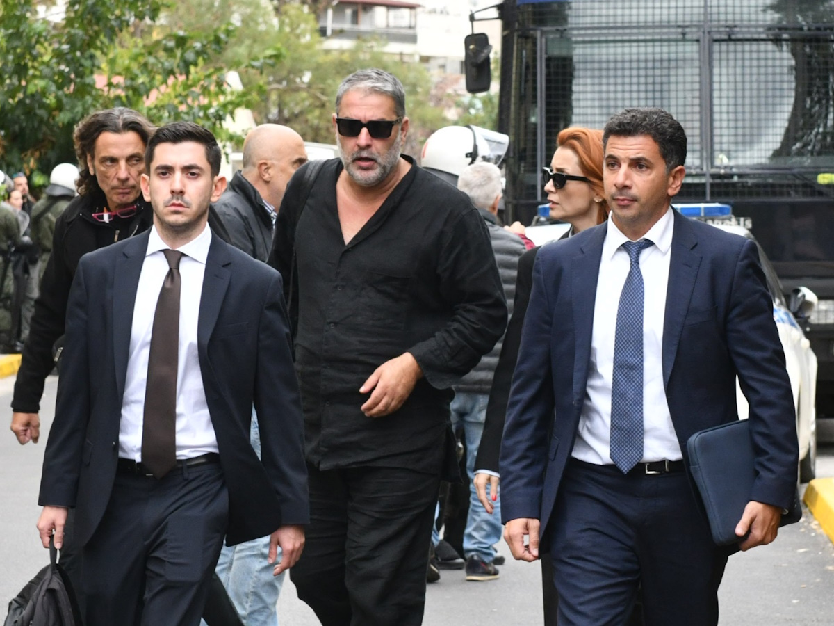 Βασίλης Μπισμπίκης: Τι απαντούν οι δικηγόροι του μετά την απόφαση του δικαστηρίου – Αμίλητος ο ηθοποιός στην έξοδο