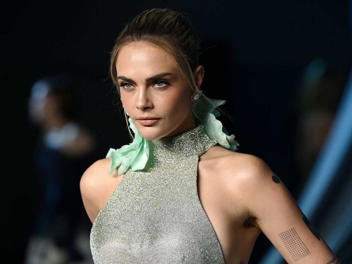 Cara Delevingne: Κάνει για άλλη μια φορά την ανατροπή επιλέγοντας ένα cherry cola red bob